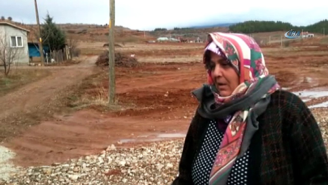 Mahalleyi ikiye bölen kanal üzerinden tehlikeli geçiş