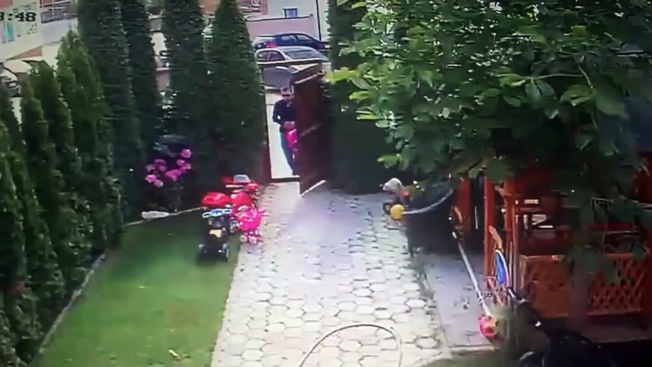 Ce papa héroique va sauver son enfant de justes...