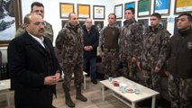 Bitlis Valisi Ustaoğlu, yeni yılda polis ve askerleri ziyaret etti