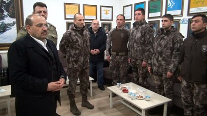 Bitlis Valisi Ustaoğlu, yeni yılda polis ve askerleri ziyaret etti