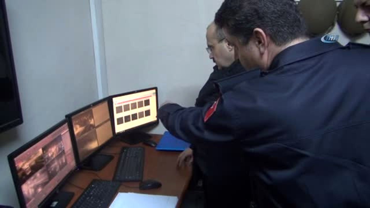 Bitlis Valisi Ustaoğlu, Yeni Yılda Polis ve Askerleri Ziyaret Etti