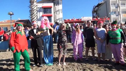 Yardıma muhtaç çocuklar için denize girdiler