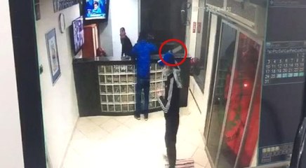 Tıp Merkezini Silah ve Palayla Bastılar, Kasadaki Parayı Gasp Ettiler