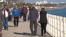 2018'in İlk Günü Antalya'nın Ünlü Plajı Tıklım Tıklım Doldu