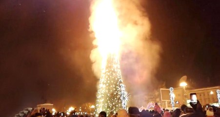 Devasa Yılbaşı Ağacı Dakikalar İçinde Küle Döndü