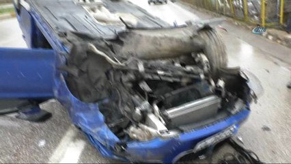 Hurdaya dönen otomobilden yaralı olarak kurtuldular