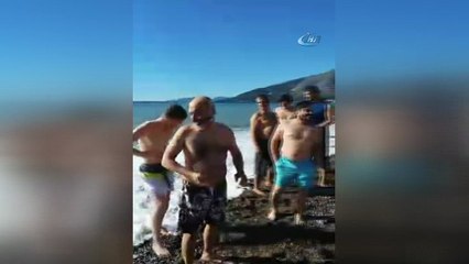 Mersin'de kış ortasında deniz keyfi