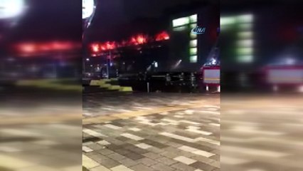 - İngiltere’de Otoparkta Yüzlerce Otomobil Yandı