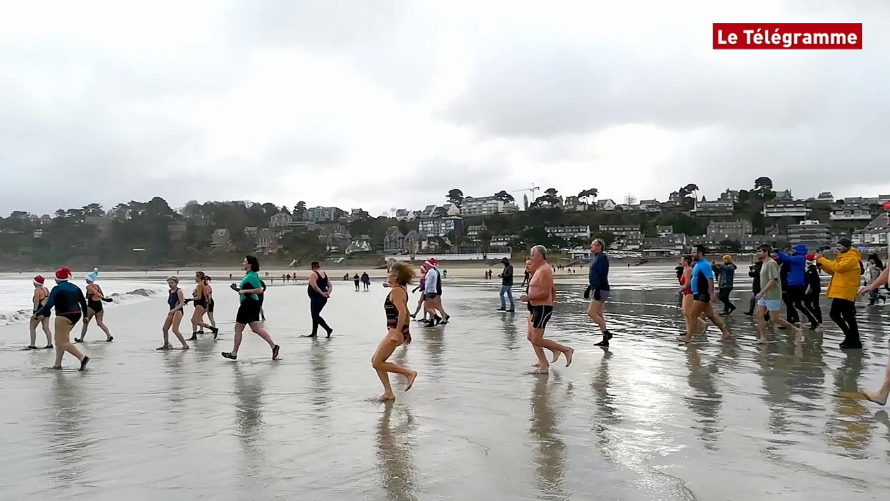 Perros-Guirec (22). Bain du Premier de l'An