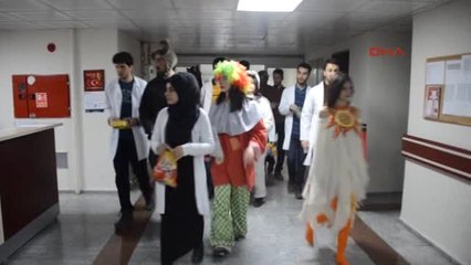 Erzurum Hastanedeki Çocukların Yüzünü Güldürdüler