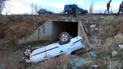 Otomobil menfeze devrildi: 4 yaralı