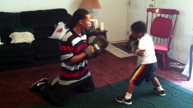 Ce gamin de 5 ans est un futur champion de boxe c'est certain