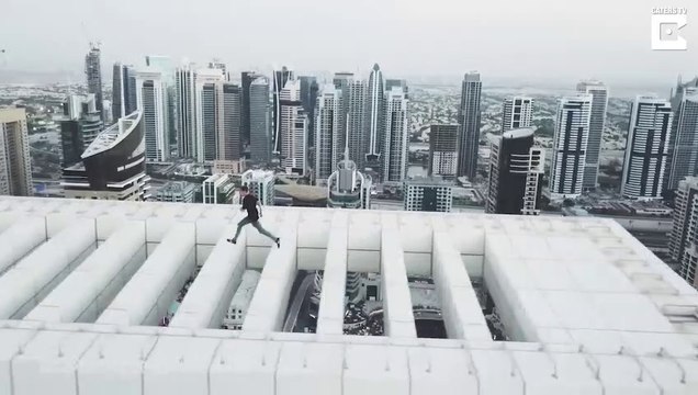 Vertigineux, ce taré saute d'immeuble en immeuble