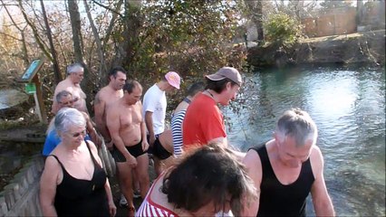 Bain du nouvel an des pêcheurs à L'Isle-sur-la-Sorgue