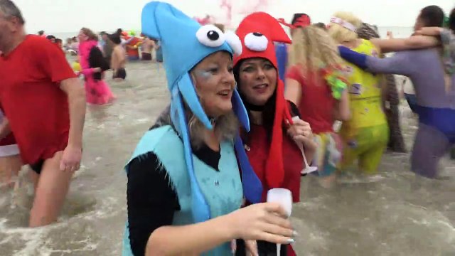 Dunkerque: le bain du Nouvel An pour 600 givrés