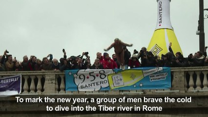 Romans brace cold for New Year's dive into the Tiber