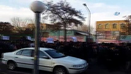 - İranlılar hükümet karşıtı protestoları kınadı