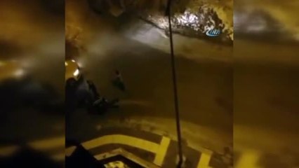 Oto Teyp Hırsızlarına Mahalleliden Linç Girişimi Kamerada