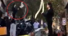 İran'da Başörtüsünü Sallayan Genç Kız, Protestoların  Simgesi Oldu