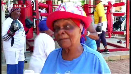 Yaşları 75'le 80 arasında değişen nineler boks yapıyor