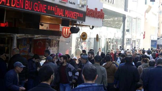 Büyük İkramiyenin İsabet Ettiği Antalya'da Bayi Önlerinde Amorti Kuyruğu Oluştu