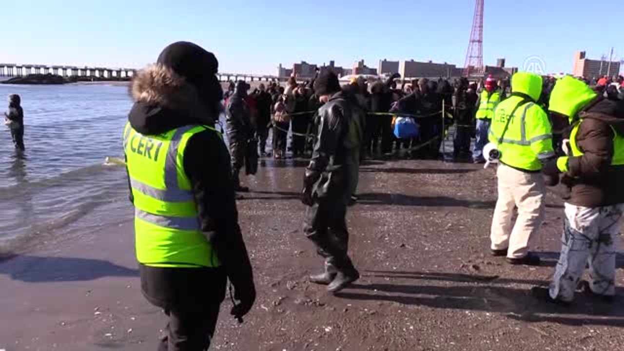 Dondurucu Soğuğa Rağmen Yılın İlk Gününde Denize Girdiler - New