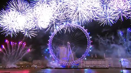World welcomes 2018 with glittering fireworks - YouTube