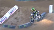 Ce pilote de Motocross se prend une énorme gamelle et retombe sur ses pieds