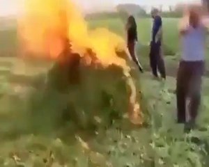 Ce policier met le feu à un tas de marijuana mais ne s'attendait pas à ce qui va arriver... Boom
