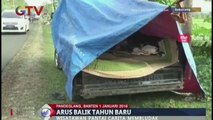 Membludak, Puluhan Kendaraan Mogok di Pantai Carita Banten
