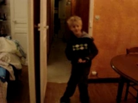 Loris danse la Tecktonik