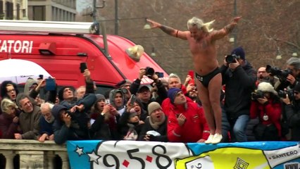 [영상] 새해 첫날, 이탈리아에서는 강물로 '풍덩' / YTN