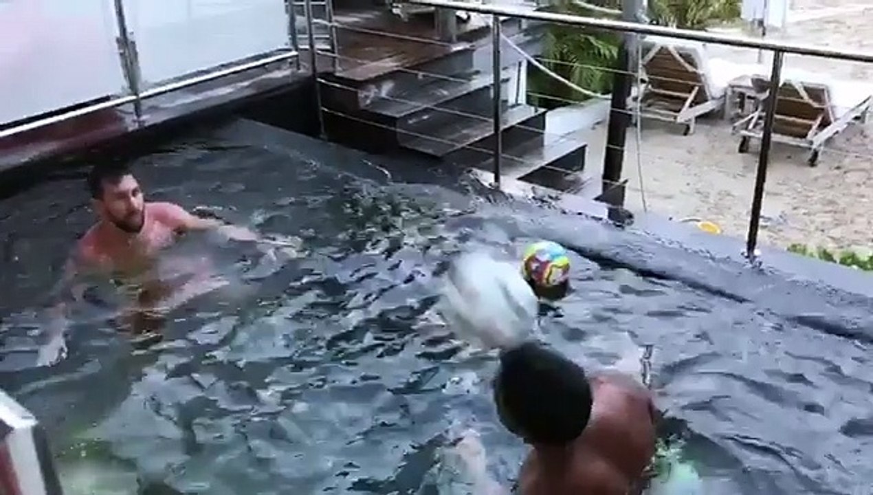 Voir Messi et Suarez jouant au ballon dans la piscine