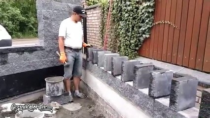 Hem Domino Oynayıp Hem Duvar Ören Adam