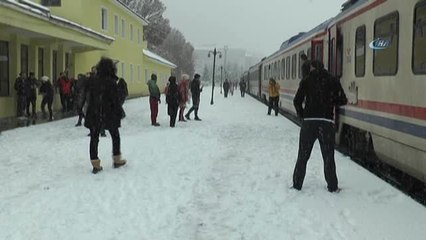 Tren Garında Muhteşem Kar Manzarası