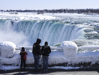 Les chutes du Niagara sont complètement figées dans la neige !