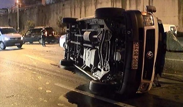 Bayrampaşa'da servis minibüsü ile hafif ticari araç çarpıştı: 4 yaralı