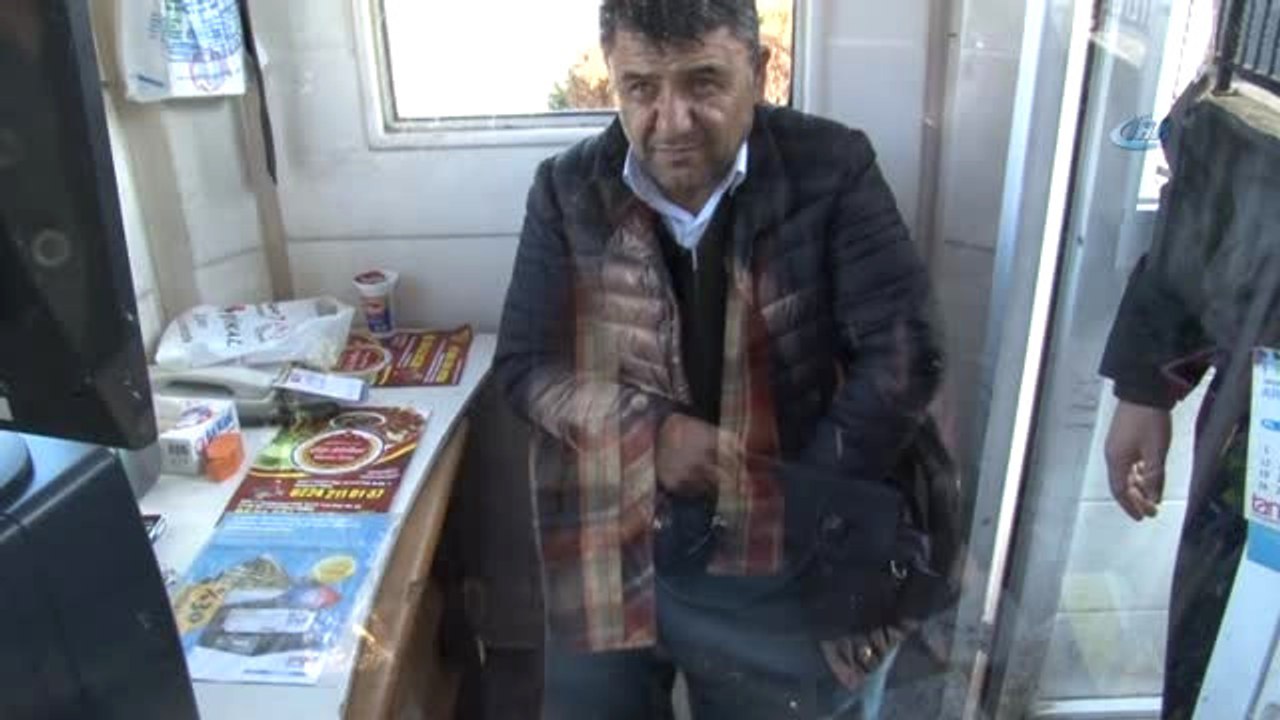Çöpte Bulduğu İçi Altın Dolu Çantayı Polise Teslim Etti