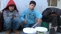 Taksim'de yoğurt kabıyla müzik yapan çocuğa vatandaşlardan yoğun ilgi