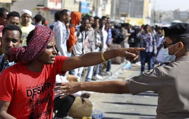 مقيم يسحب سلاح رجل أمن لحظة القبض عليه في أحد أحياء السعودية.. ويطلق النار