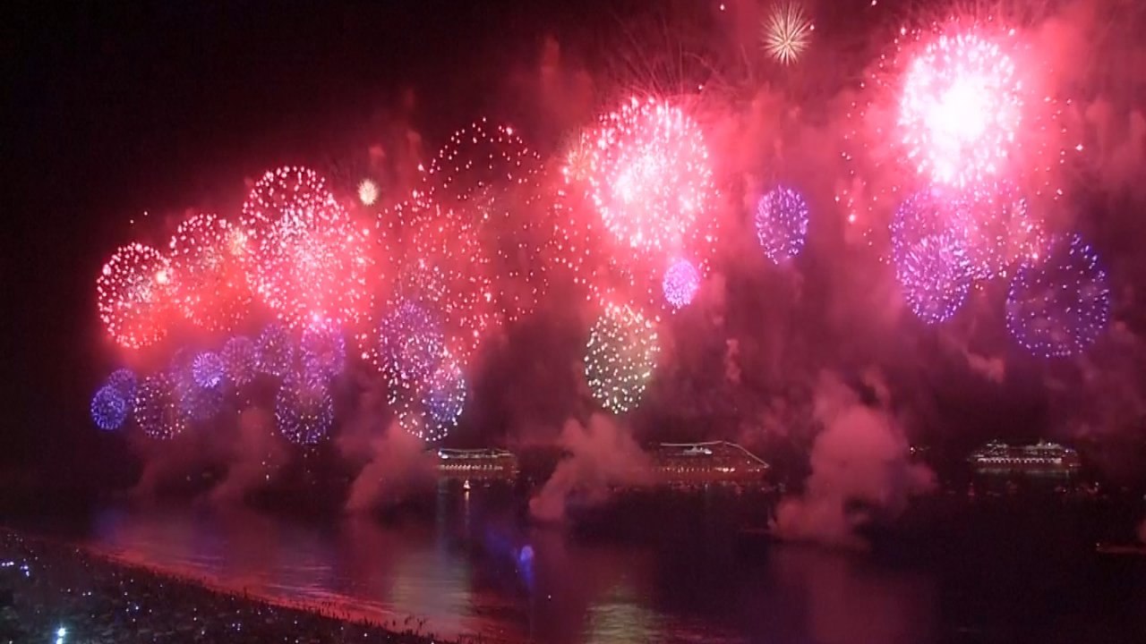 Countries ring in new year with spectacular fireworks display