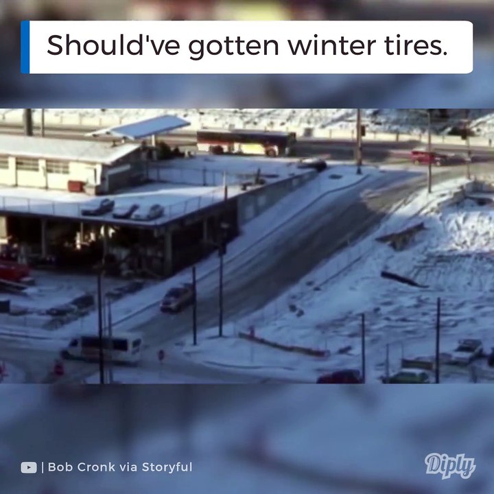 Impossible de monter cette pente verglacée aux USA... Voitures en galère