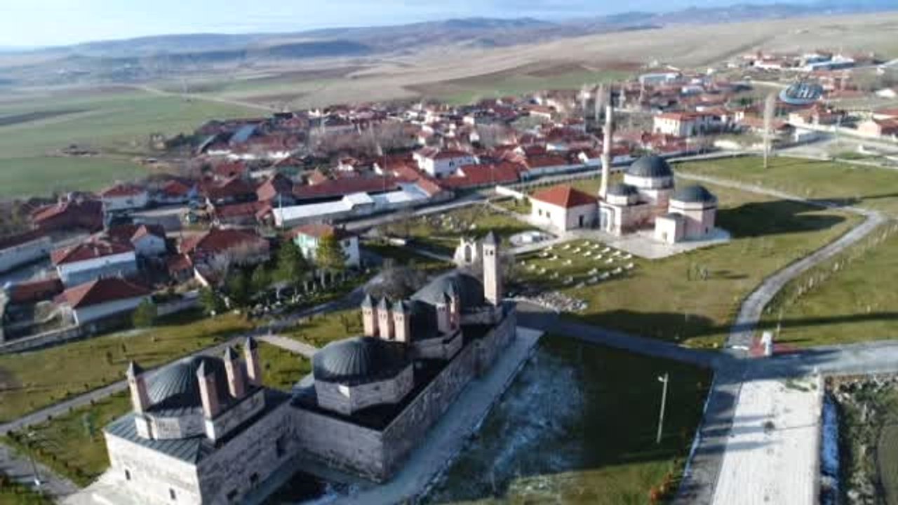 850 Yaşındaki Karadut Ağacı Meyve Vermeye Devam Ediyor