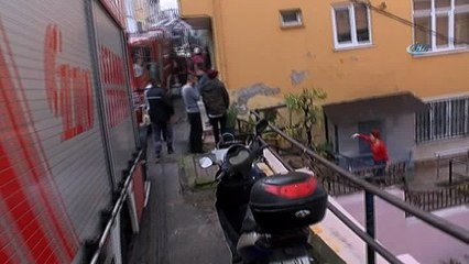 Üsküdar'da 3 katlı ahşap bina alev alev yandı