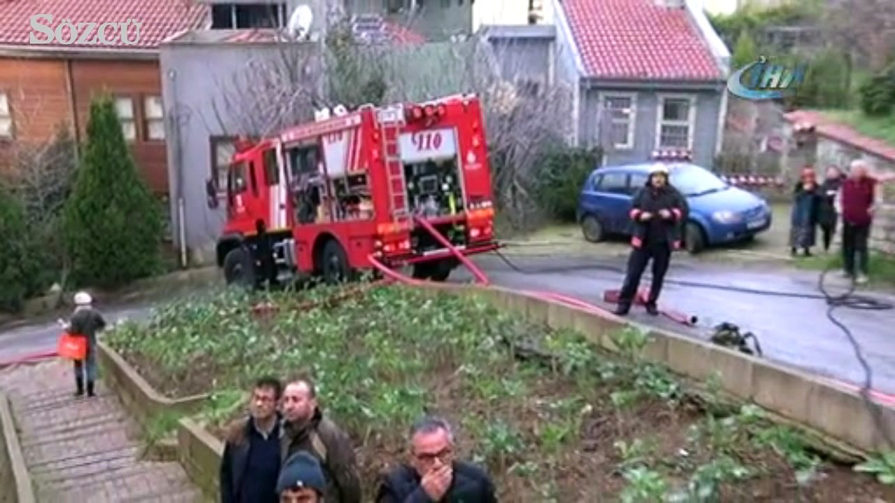 Üsküdar'da 3 katlı ahşap bina alev alev yandı