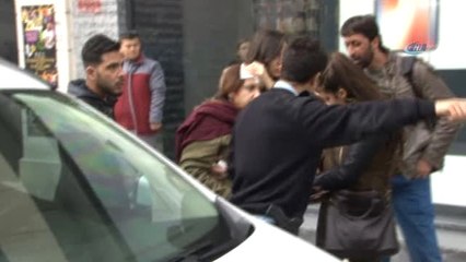 İstiklal Caddesi'nde Yürüyen İsrailli Kadının Başına İnşaattan Tahta Düştü