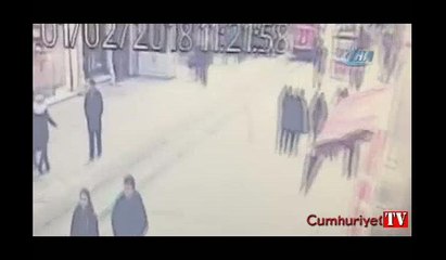 İstiklal Caddesi'nde yürüyen kadının başına tahta düştüğü an kamerada