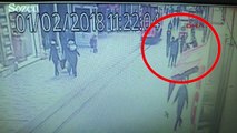İstiklal Caddesi'nde kadının başına tahta düşme anı kamerada