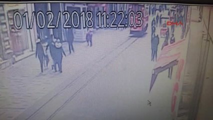İstiklal Caddesi'nde Kadının Başına Tahtanın Düşme Anı Kamerada