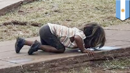 地面に跪き泥水飲む　アルゼンチンの少女 - トモニュース